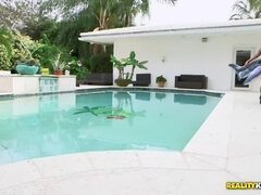 18 anni, Amatoriale, Bikini, Brunetta, Latina, Piccola, Realtà, Rasata