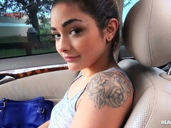 Cul, Voiture, Branlette thaïlandaise, De plein air, Pov, Rasée, Tatouage, Adolescente