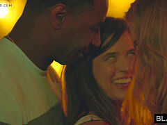 Grosser schwanz, Blasen, Braunhaarige, Aufs gesicht abspritzen, Flotter dreier