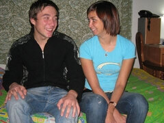 Grosse bite, Brunette brune, En levrette, Seins naturels, Cheveux courts, Maigrichonne, Adolescente, Nénés