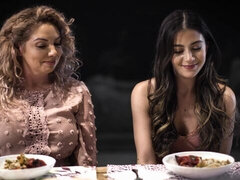 Sovrum, Stor stjärt, Stor kuk, Stora tuttar, Avsugning, Doggystyle, Milf