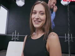 Zadek, Velké péro, Brunetka, Prsatá, Klasika, Dávení penisem, Přírodní, Kozičky