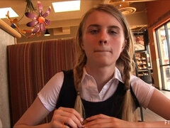 Anal, Extremo, Penetracion con dedos, Masturbación, Orgasmo, Público, Solo, Bajo la falda