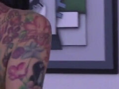 Vacker, Stor stjärt, Stora tuttar, Brunett, Sperma i munnen, Tysk, Stockings, Tatuering