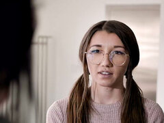 Blondine, Braunhaarige, Brille, Küssen, Küche, Lecken, Tätowierung, Titten