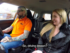 Grote mammen, Blond, Brits, Auto, Brillen, Gezichtspunt, Rok, Tatoeage