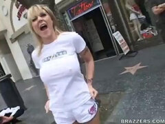 Grosse titten, Blondine, Blasen, Milf, Öffentlich, Titten