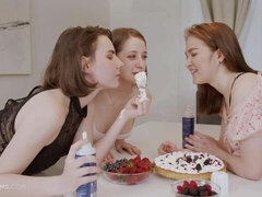 Duży tyłek, Całować, Lesbijka, Lizanie, Bielizna, Masturbacja, Cipka, Nastolatki