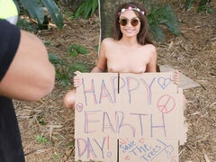 Μεγάλος κώλος, Μεγάλος πούτσος, Πίπα, Μελαχροινή, Σε στάση σκύλου στα τέσσερα, Λατίνα, Φυσικά βυζιά, Βυζιά