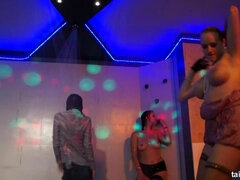 Bekleidet, Puppe, Interrassisch, Lesbisch, Orgie, Party, Pornostars, Satin