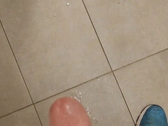 White, Skinny Boy Risky Handsfree Cumshout in Gym