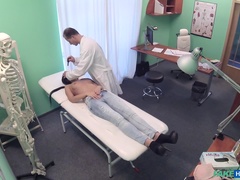 Sucer une bite, Tir de sperme, Médecin, Faciale, Léchez, Infirmière, Bureau, Voyeur