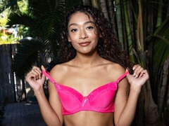 Gros cul, Masturbation, Seins naturels, Cheveux courts, Solo, Dénudage, Adolescente, Nénés