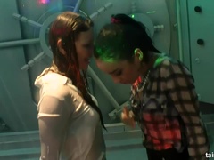 Vestidas, Club, Sexo duro, Interracial, Lesbiana, Lamidas, Orgía, Mojado