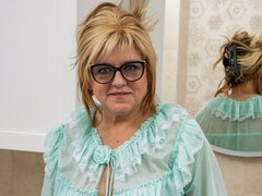 Amatéři, Velký zadek, Velké kozy, Blondýna, Prstění, Masturbace, Dospělé, Krátké vlasy