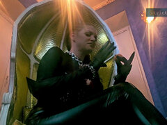 Bondage domination sadisme masochisme, Homme nu et filles habillées, Femme dominatrice, Fétiche, Talons, Humiliation, Cuir, Punition