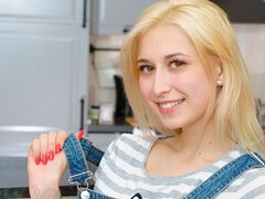 Grosser arsch, Blondine, Fingern, Masturbation, Natürlichen titten, Solo, Entkleiden, Titten