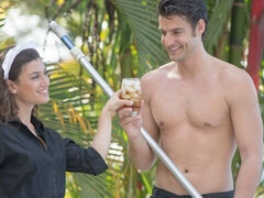 Stor pik, Pik sutte, Brunette, Give finger, Hæle, Hushjælper, Naturlige bryster, Fisse