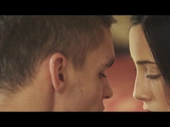 Brunetka, Klub, Šaty, Honění, Bozkávanie, Bradavky, Stockings, Tetovanie