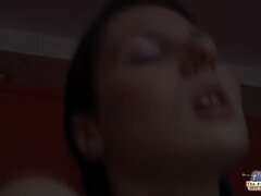 Sucer une bite, Brunette brune, Embrassement, Seins naturels, Adolescente