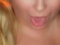 Tekintélyes didik, Szőke, Érett feleség, Természetes mellek, Mellbimbók, Egyedül, Begyek