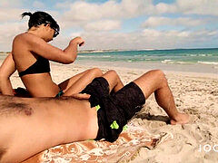 Strand, Blasen, Geschnappt, Handjob, Latina, Im freien, Zierlich, Öffentlich