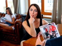 Gros cul, Grosse bite, Gros seins, Sucer une bite, Brunette brune, En levrette, 2 femmes 1 homme, Adolescente