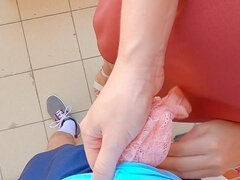 Enthousiasteling, Pijpbeurt, Sperma shot, Orgasme, Buiten, Verleid, Zuigen, Onder de rok