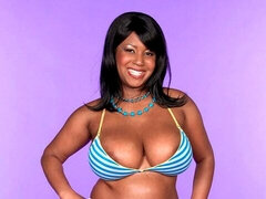 Stor rumpe, Bikini, Feit, Fingring, Onani, Milf, Alene, Tattovering