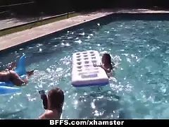 Zadok, Veľký zadok, Bikini, Brunetka, Hd, Bozkávanie, Vonku, Bazén