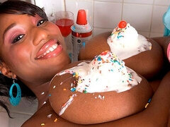 Толстушки, Большая жопа, Черные, Брюнетки, На кухне, Мастурбация, Милф, Соло