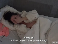 Szépség, Gesztenyebarna, Cseh, Kőkemény, Nyilvános, Ikrek