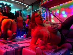 Duży kutas, Duże cycki, Obciąganie, Ubrani, Grupa, Wielorasowy, Swingers, Mokry