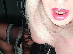 Enthousiasteling, Grote mammen, Blond, Ondergoed, Masturbatie, Rijpe lesbienne, Alleen, Kousen