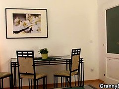 Braunhaarige, Geile alte tussi, Kehlenfick, Oma, Handjob, Reif, Mutti, Stiefmutter