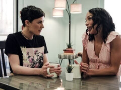 Fingering, Klackar, Mellanrasig, Lesbisk, Slick, Mager, Tatuering