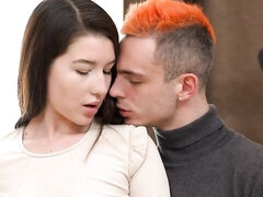 18, 큰 엉덩이, 큰 음경, 오랄섹스, 흑갈색 머리, 도기스타일, 자연의 가슴, 청소년