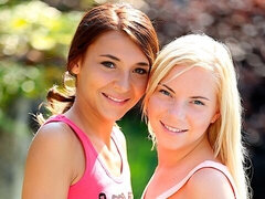 Kysse, Lesbisk, Slikning, Lingerie, Onani, Naturlige bryster, Barberet, Bryster