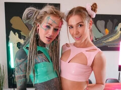 큰 엉덩이, 딜도, 키스, 레즈비언, 수음, 보지, 면도된, 문신