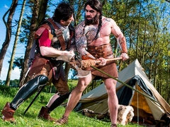 Grosser arsch, Grosse titten, Blasen, Hundestellung, Frau frau mann, Im freien, Flotter dreier, Titten