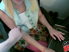 Blondýna, Dávení penisem, Na obličej, Přírodní, Realita, Vyhublá, Punčochy, Teenka