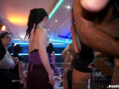 Habillées, Poupée, Hard, Interracial, Lesbienne, Fête, Actrice du porno, Echangistes