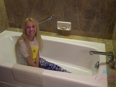 Amatör, Fotjobb, Flickvän, Jeans, Orgasm, Utomhus, Pov, Strippning