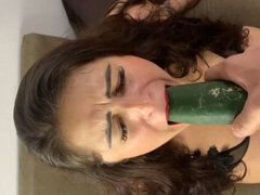 Amateur, Sucer une bite, Brunette brune, Couple, Éjaculer dans la bouche, Nourriture