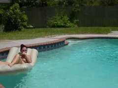 Amateur, Tetas grandes, Morena, Madres para coger, Desnudo, Piscina, Público, Coño