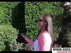 Exhib, Branlette thaïlandaise, Mère que j'aimerais baiser, Maman, Public, Jupe, Tatouage, Sous la jupe