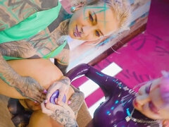 Culo, Dominacion femenina, Penetracion con dedos, Gotica, Látex, Lesbiana, Tatuaje, Juguetes