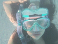 Amatör, Brunett, Erotisk, Milf, Naturliga tuttar, Pool, Solo, Under vattnet