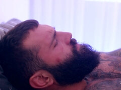 Dormitorio, Tetas grandes, Consolador, Estilo perrito, Corridas faciales, Cabello corto, Tatuaje, Juguetes