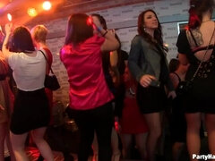 Klubb, Sperma shot, Grupp, Handjobb, Naturliga tuttar, Strumpbyxor, Party, Fitta